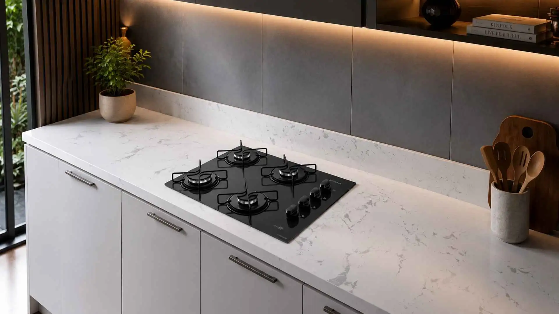 Cooktop 4 bocas Atlas Agile Up preto com mesa de vidro instalado em uma bancada branca de cozinha planejada