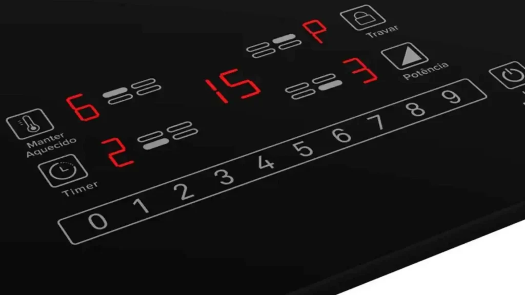 Detalhe em aproximação do painel touch control digital aceso em vermelho do Cooktop 4 Bocas Mueller MCI024BG1 mostrando os níveis de potência