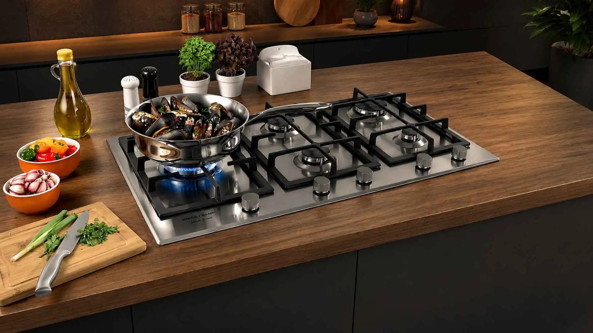 Cooktop 5 Bocas Brastemp BDK90DR embutido em uma bancada de madeira escura em uma cozinha planejada moderna