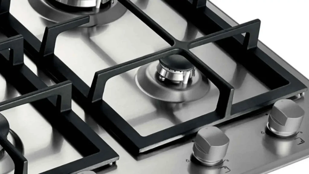 Detalhe aproximado dos botões de acendimento superautomático e do queimador Megachama do Cooktop 5 Bocas Brastemp BDK90DR