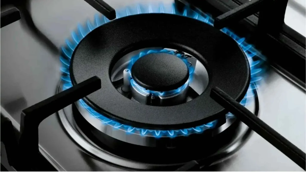 Detalhe do potente queimador central Quadrichama aceso do Cooktop 5 Bocas Brastemp Gourmand BDK75DR
