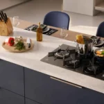 Visão geral do Cooktop 5 Bocas Electrolux Expert KE5GW instalado em embutido de bancada em uma cozinha planejada moderna