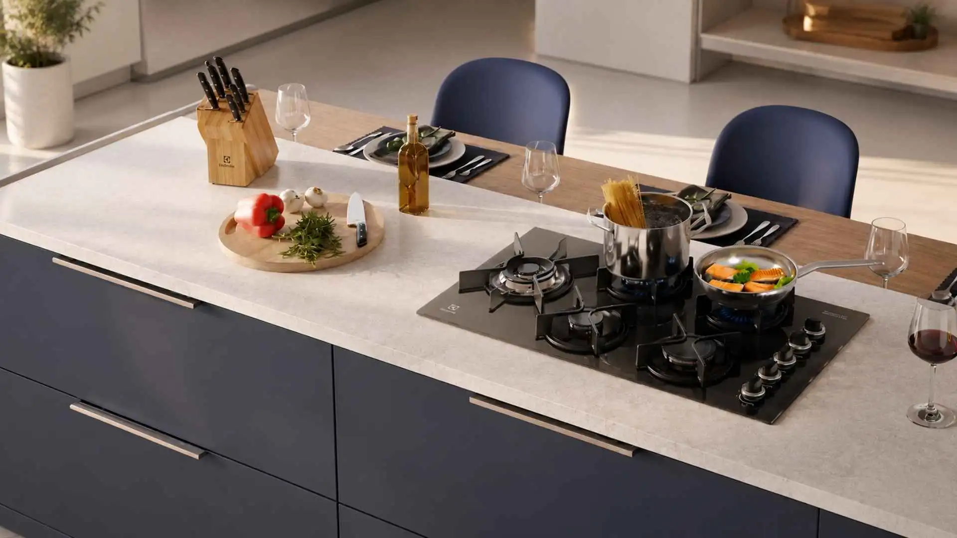 Visão geral do Cooktop 5 Bocas Electrolux Expert KE5GW instalado em embutido de bancada em uma cozinha planejada moderna