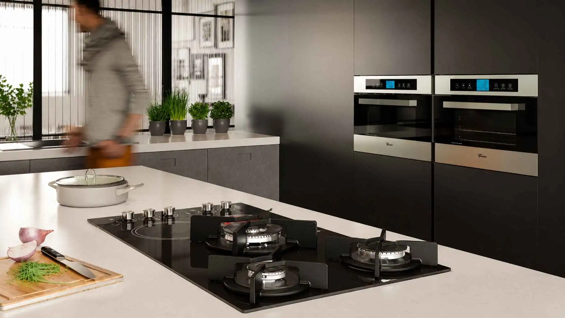 Cooktop 5 bocas Fischer 7730 híbrido instalado em uma bancada de granito em cozinha planejada moderna