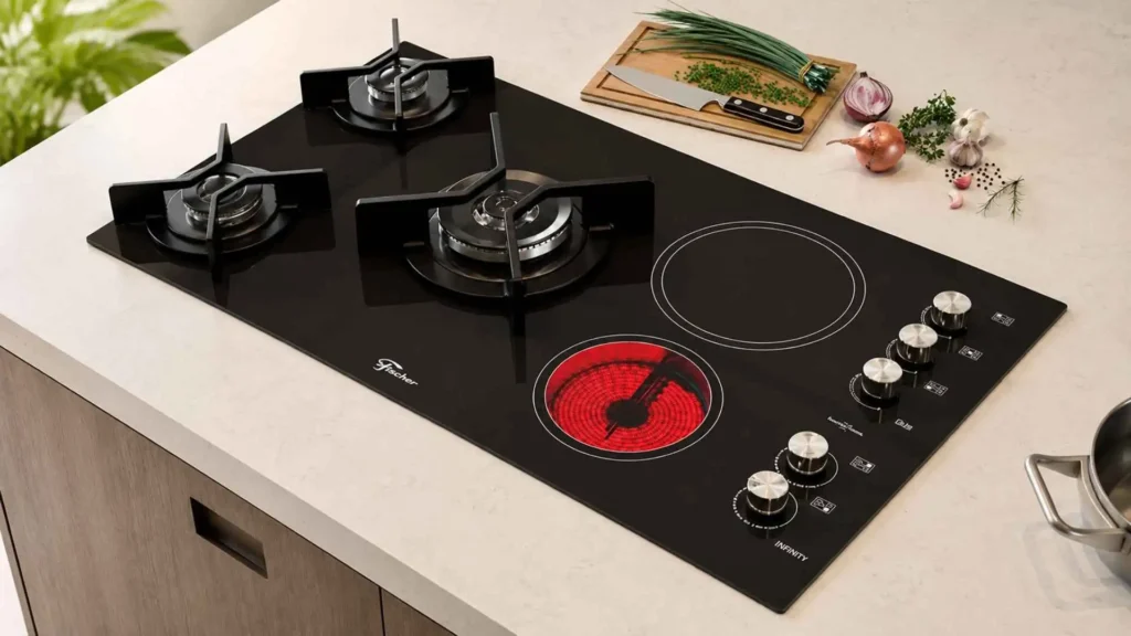 Mesa vitrocerâmica do cooktop 5 bocas Fischer 7730 mostrando os 3 queimadores a gás e as 2 zonas elétricas acesas