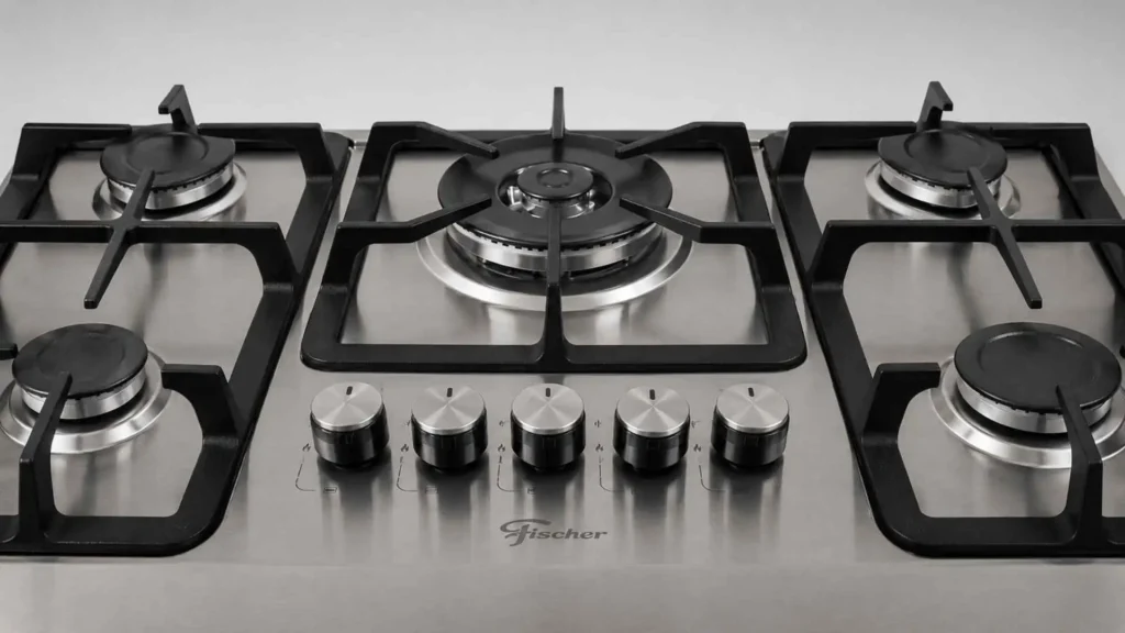 Visão aproximada das trempes individuais de ferro fundido e queimadores potentes do cooktop 5 bocas Fischer Infinity inox