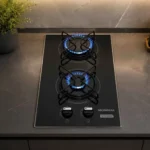 Cooktop a gás 2 bocas Mondial CTG-04 de vidro temperado preto instalado em uma bancada de cozinha planejada cinza escura com decoração moderna