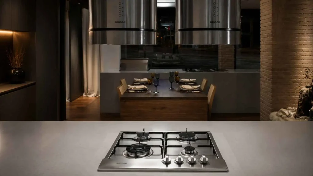 Visão frontal centralizada do Cooktop a Gás 4 Bocas FG4134IX instalado em bancada de cozinha moderna