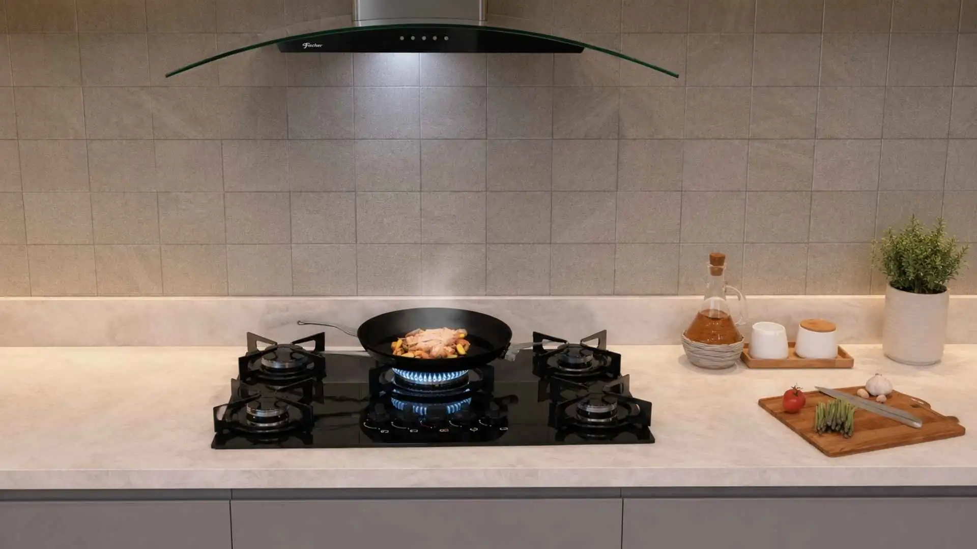 Cooktop a Gás Fischer 5 Bocas Fit Line instalado em bancada de cozinha planejada clara com panela sobre o queimador central aceso