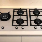 Cooktop a gás Fischer 5 bocas Platinium Prime em aço escovado instalado em bancada de cozinha planejada