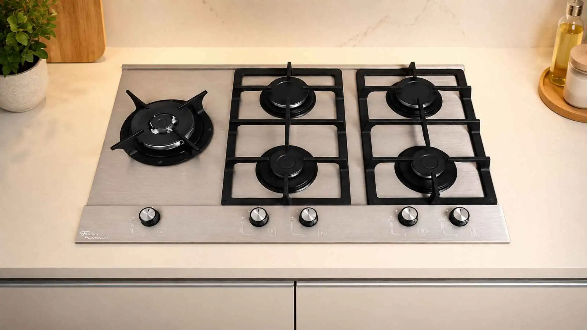 Cooktop a gás Fischer 5 bocas Platinium Prime em aço escovado instalado em bancada de cozinha planejada