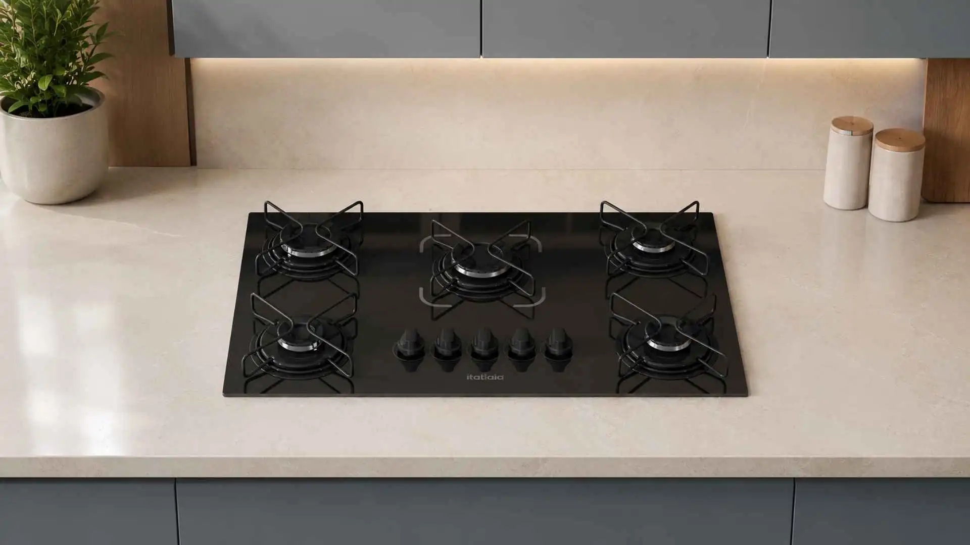 Cooktop a gás Itatiaia 5 bocas Essencial preto com mesa de vidro temperado instalado em uma bancada de cozinha cinza claro
