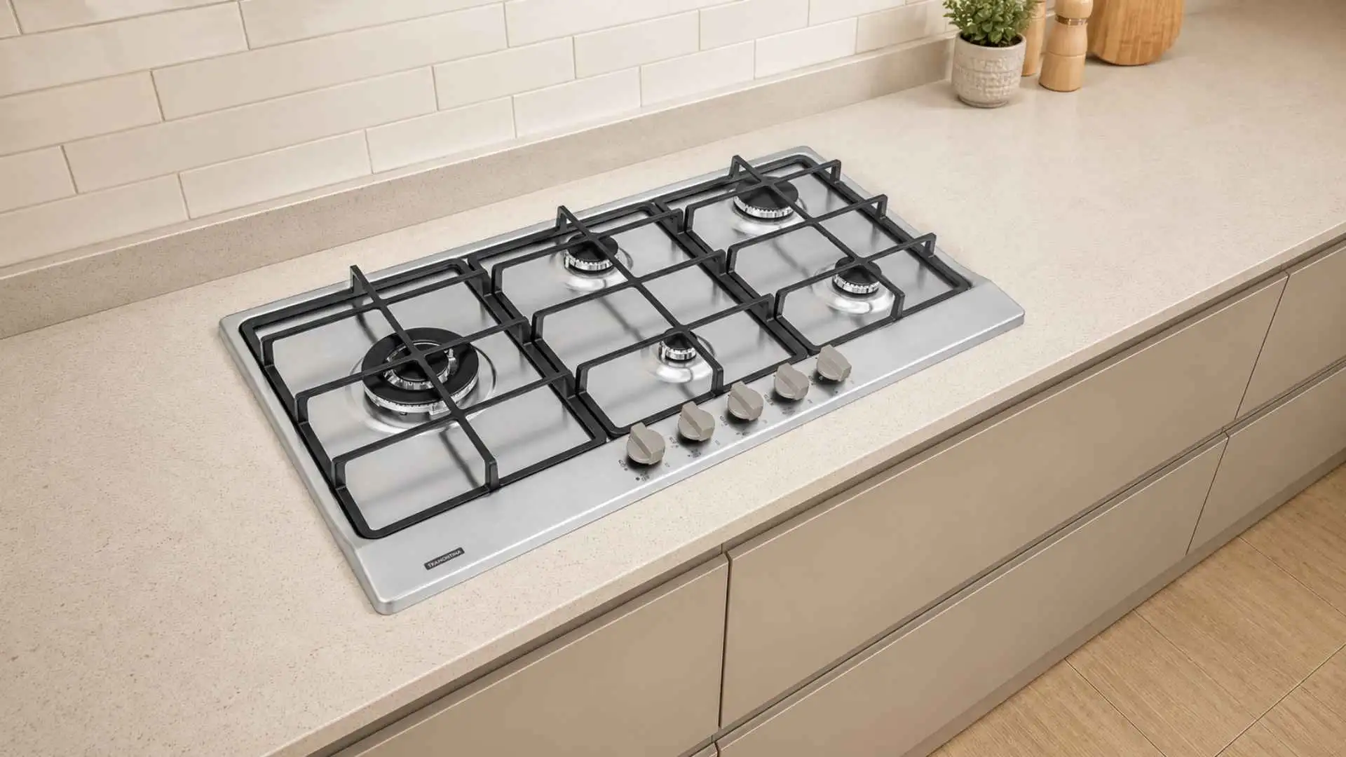 Cooktop a gás Tramontina Penta Plus de 5 bocas visto de cima em ângulo diagonal instalado em bancada clara