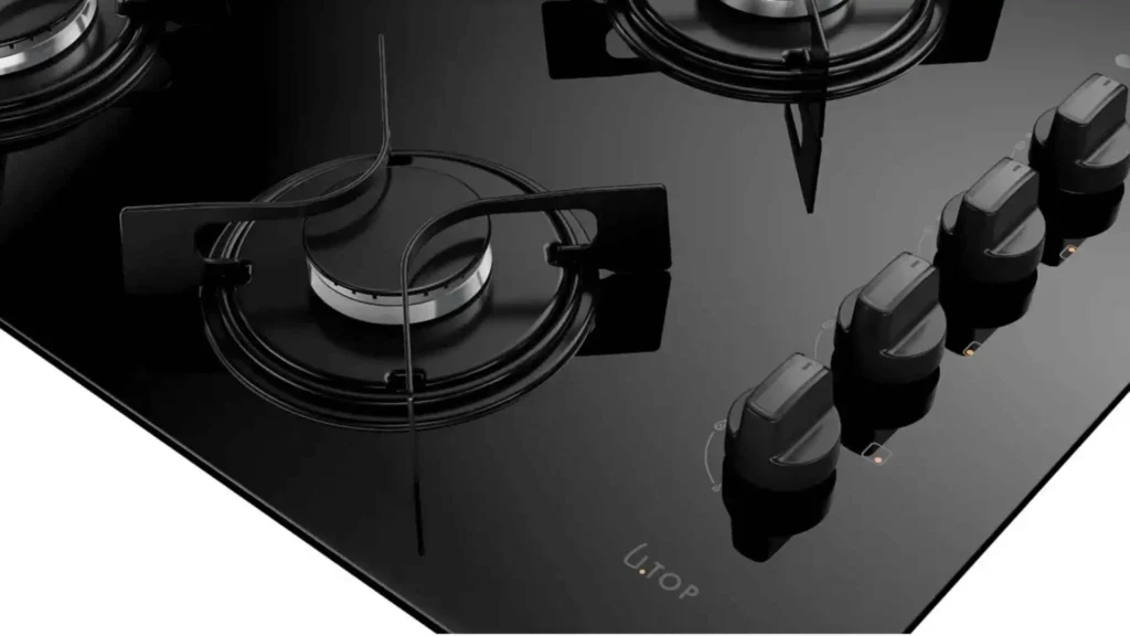 Detalhe aproximado dos botões removíveis e da mesa de vidro temperado preto do cooktop Atlas U Top
