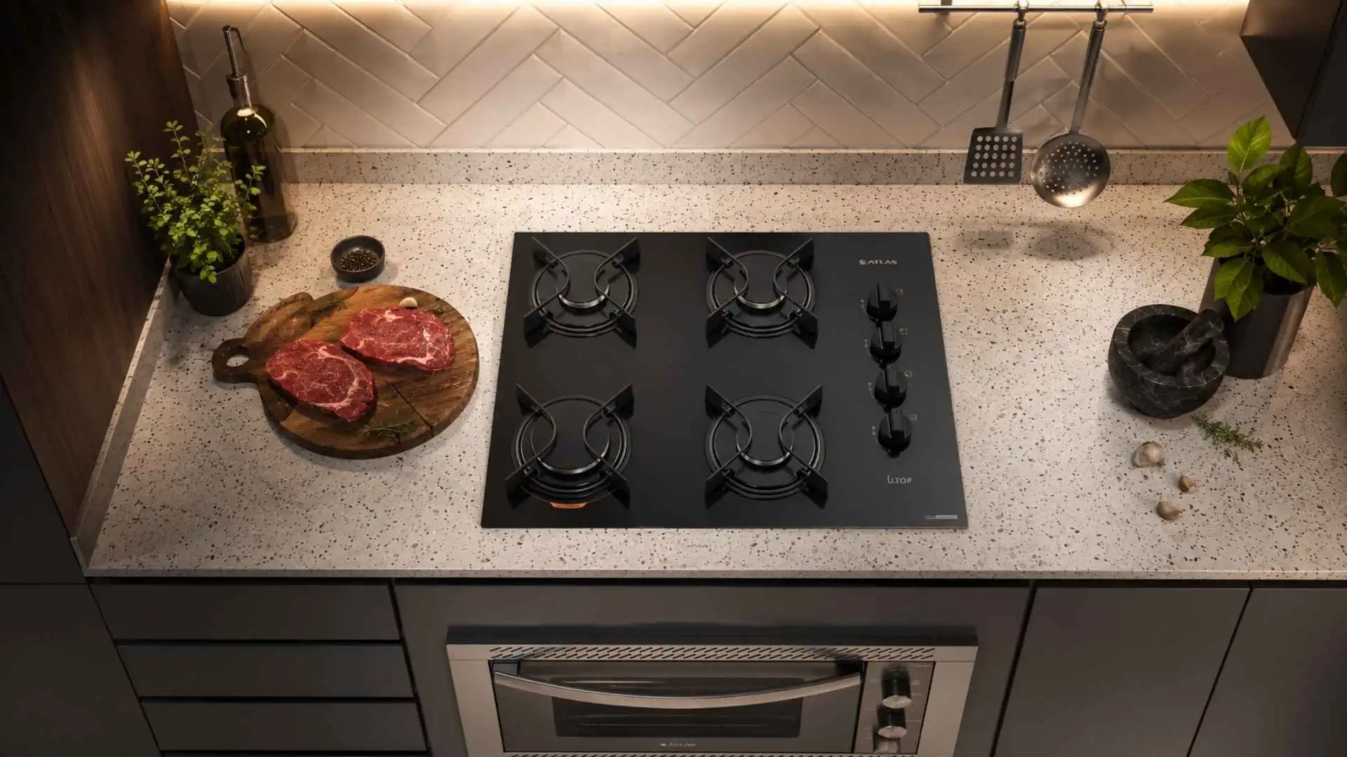 Cooktop Atlas U Top 4 bocas preto com mesa de vidro instalado em uma bancada de cozinha moderna