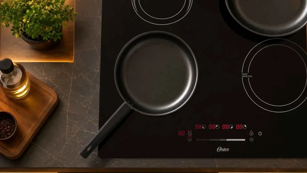 Visão superior de cima para baixo do cooktop de indução 4 bocas Oster Touch Screen com uma panela pequena e controles acesos