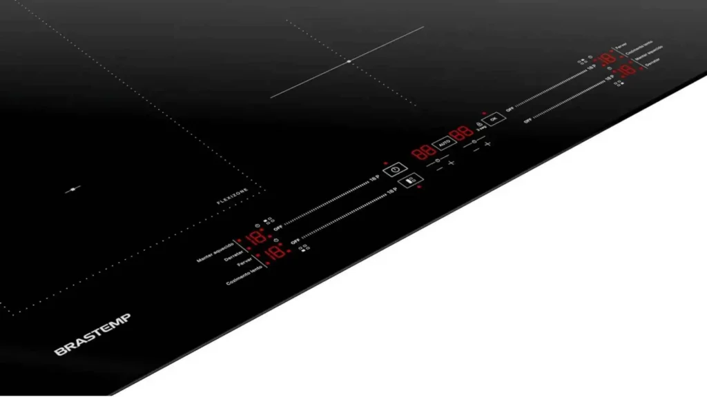 Detalhe aproximado do painel touch Slide Control aceso e grafismos da mesa vitrocerâmica do Cooktop de Indução Brastemp 4 Bocas BDJ77BE