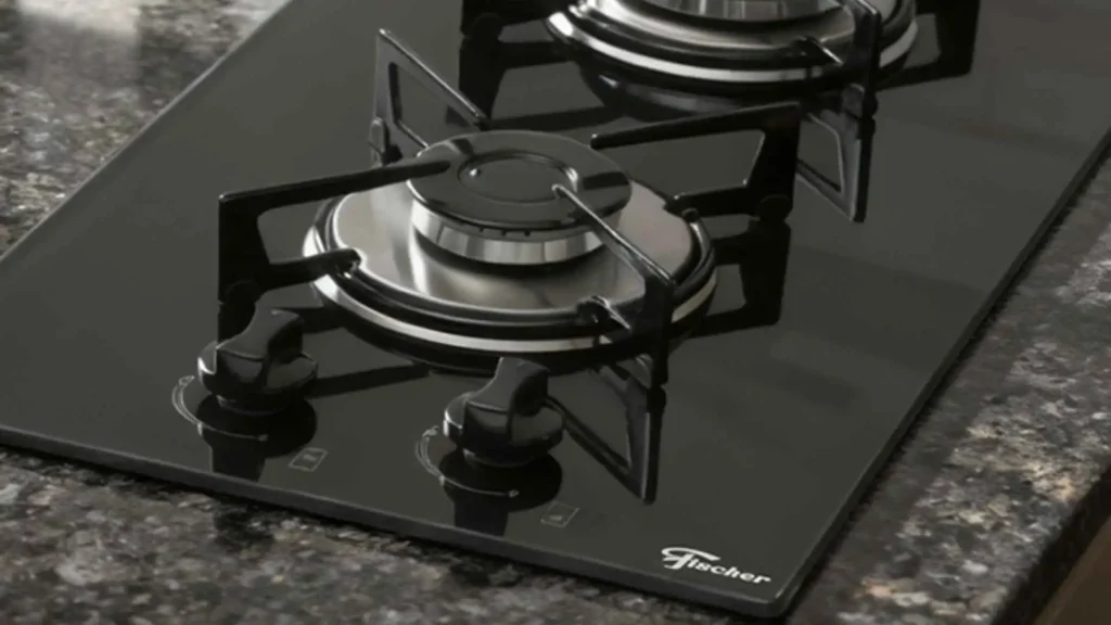 Detalhe aproximado das trempes esmaltadas e dos queimadores italianos de alta eficiência do Cooktop Fischer 2 Bocas 7726-11474