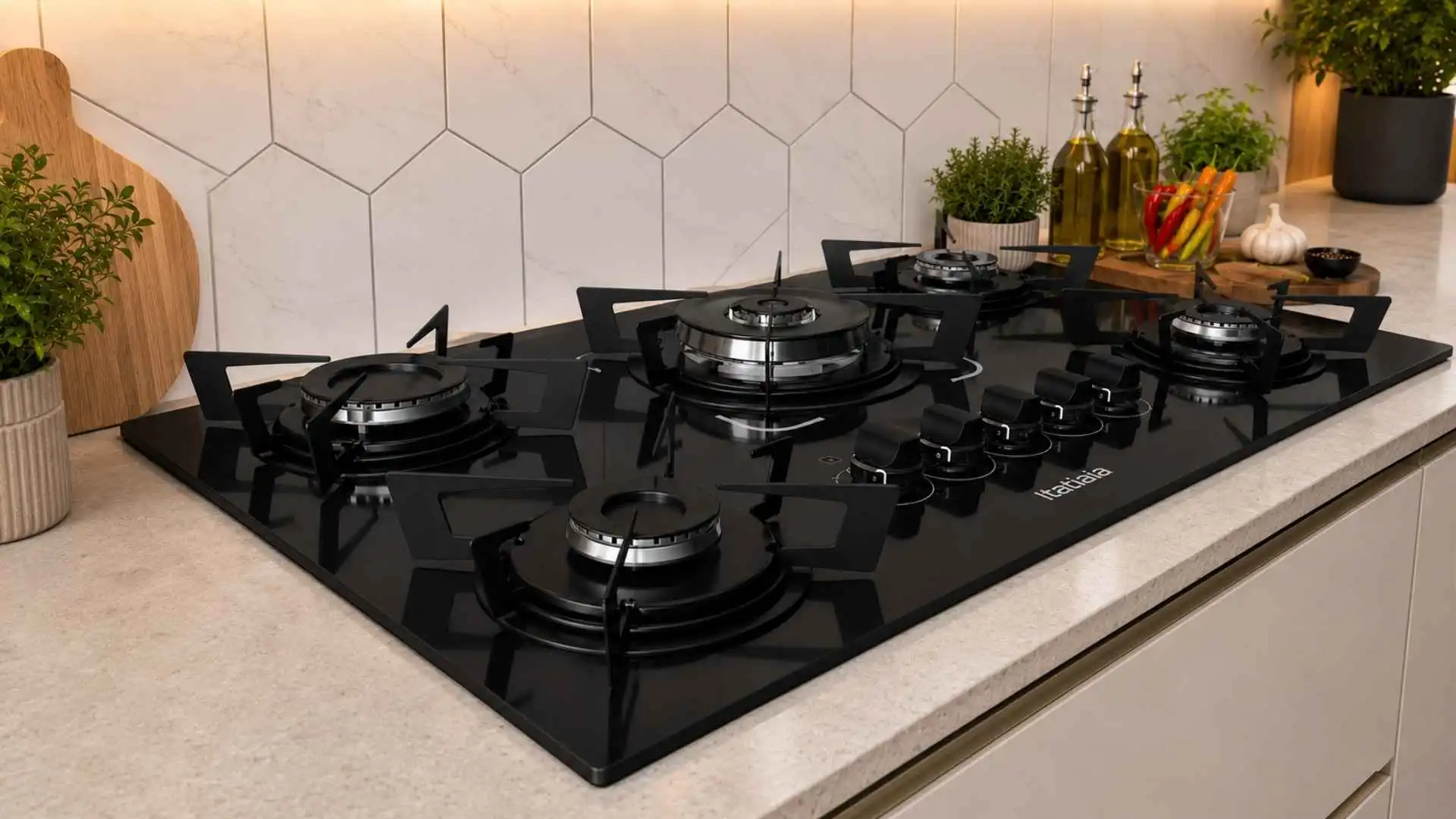 Cooktop Itatiaia Electra 5 bocas em vidro temperado preto instalado em bancada de cozinha planejada