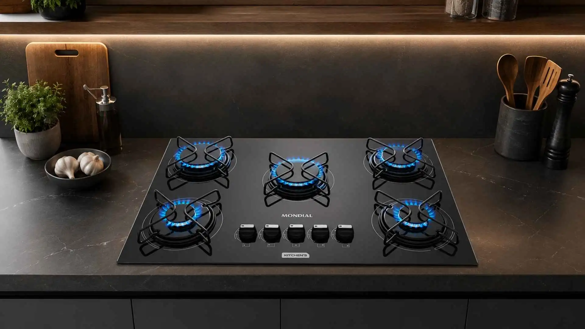 Cooktop a gás Mondial 5 bocas CTG-02 embutido em uma bancada de cozinha escura com as chamas acesas