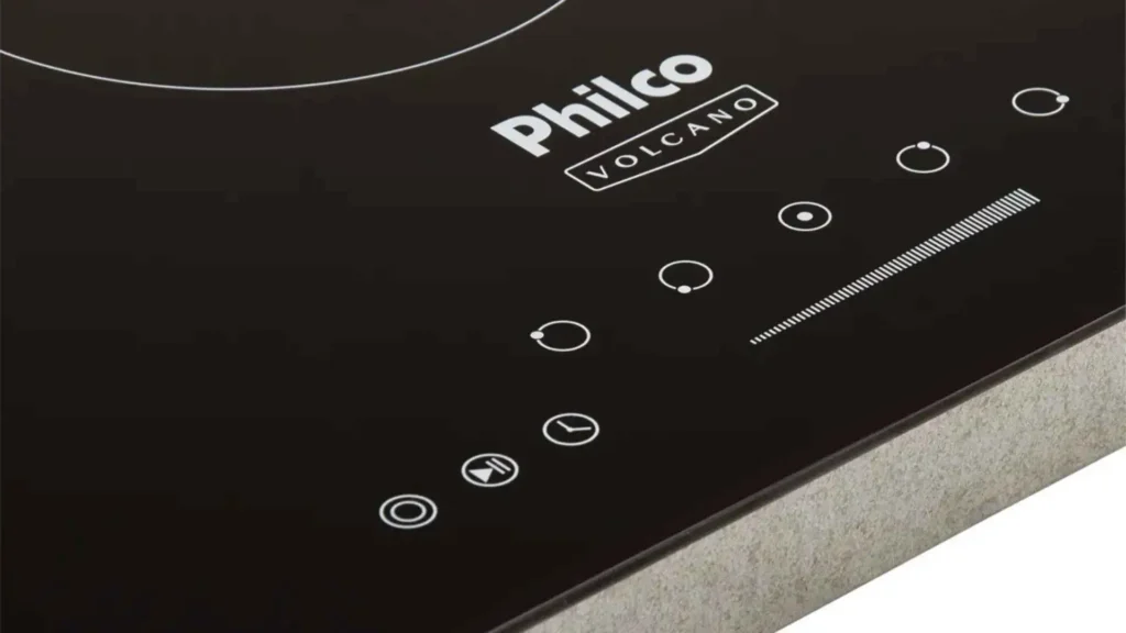 Detalhe em ângulo do painel touch digital do Cooktop Philco PCT55VC com os comandos de potência apagados
