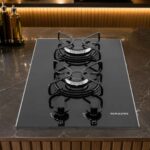 Cooktop Suggar 2 Bocas FG2002AVP em mesa de vidro temperado preto instalado em uma bancada de cozinha planejada moderna