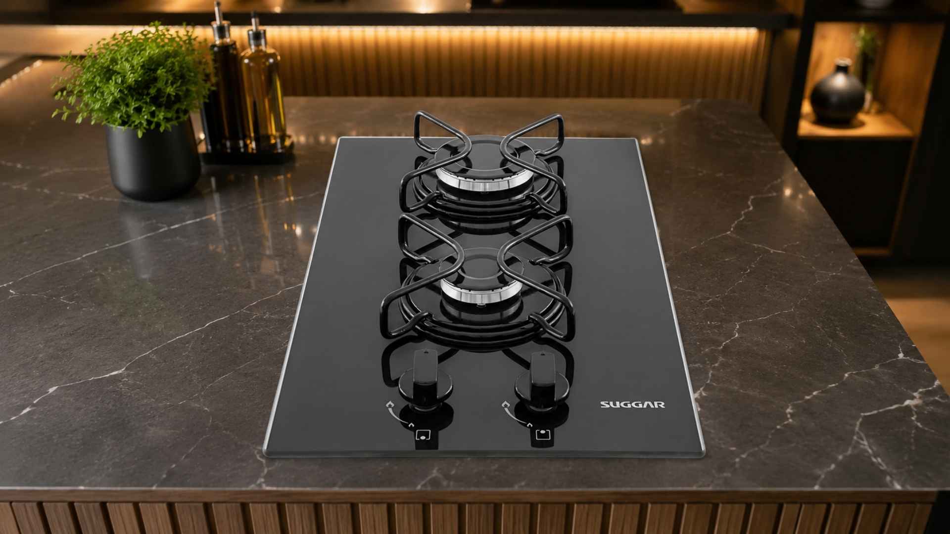 Cooktop Suggar 2 Bocas FG2002AVP em mesa de vidro temperado preto instalado em uma bancada de cozinha planejada moderna