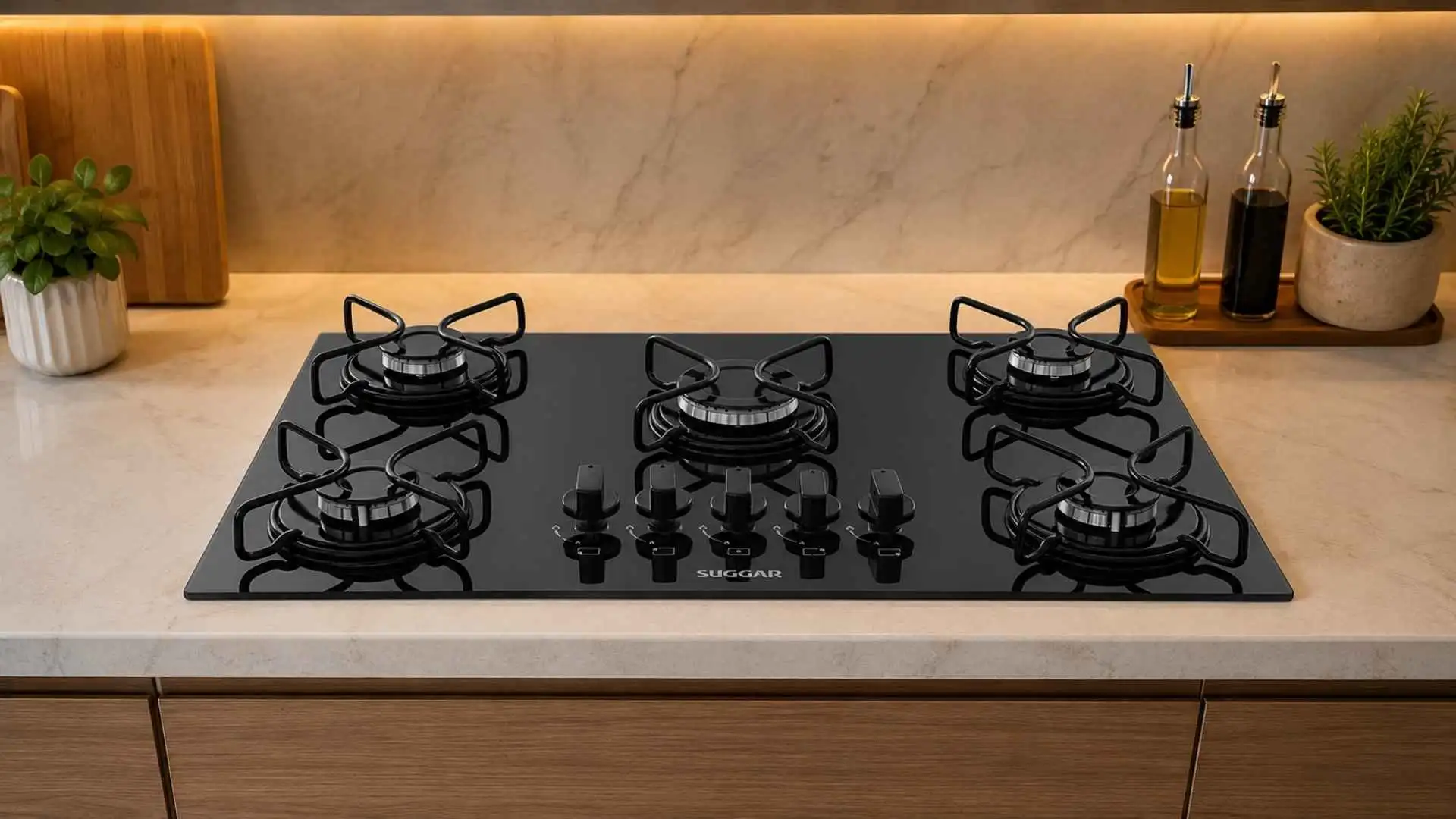 Cooktop Suggar 5 bocas de vidro temperado preto FG5005AVP instalado em uma bancada de cozinha moderna com iluminação embutida