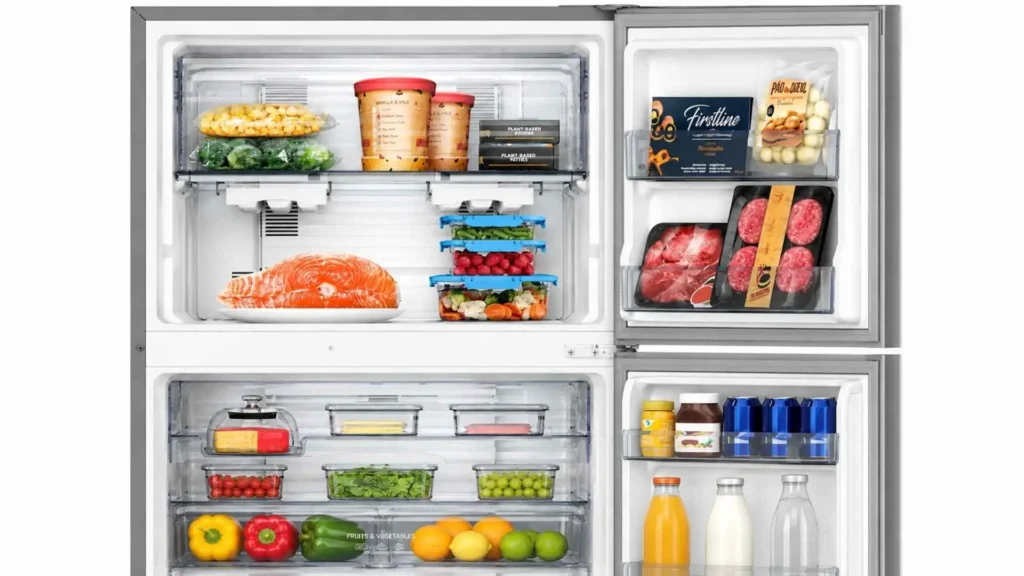 Visão interna do freezer e das prateleiras da Geladeira Panasonic 387L BT41PD1X organizada com potes, carnes e vegetais