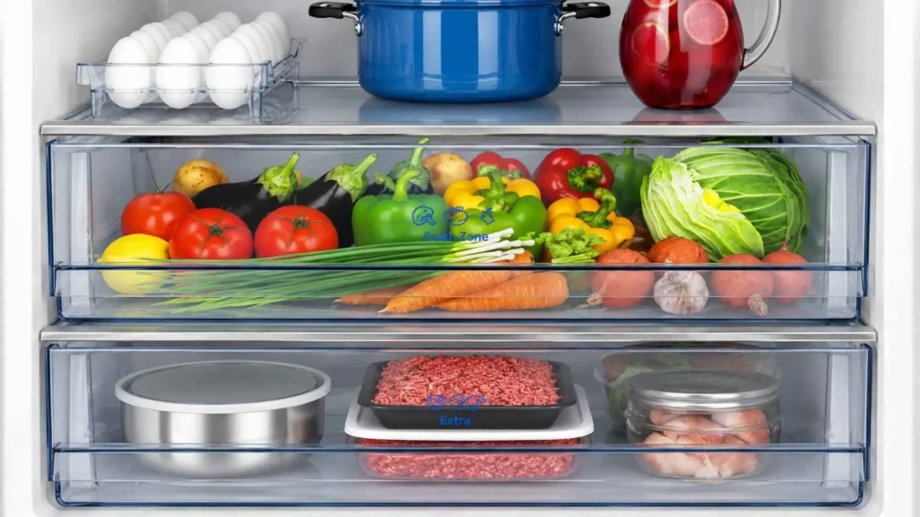 Visão interna das duas gavetas organizadoras da Geladeira Panasonic 397L BB41 Titânio com frutas, legumes e carnes armazenados