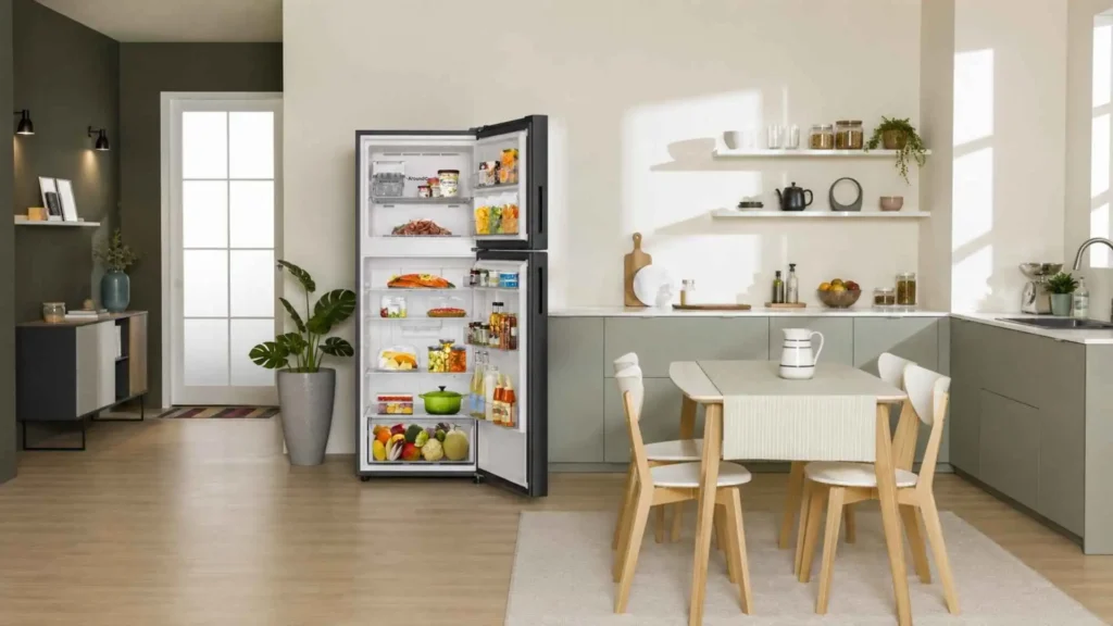 Interior da Geladeira Samsung Evolution RT38 aberta e iluminada por LED, mostrando prateleiras organizadas com alimentos