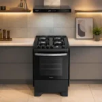 Fogão 4 bocas Dako Supreme Black Glass preto com mesa de vidro instalado em uma cozinha planejada moderna e iluminada