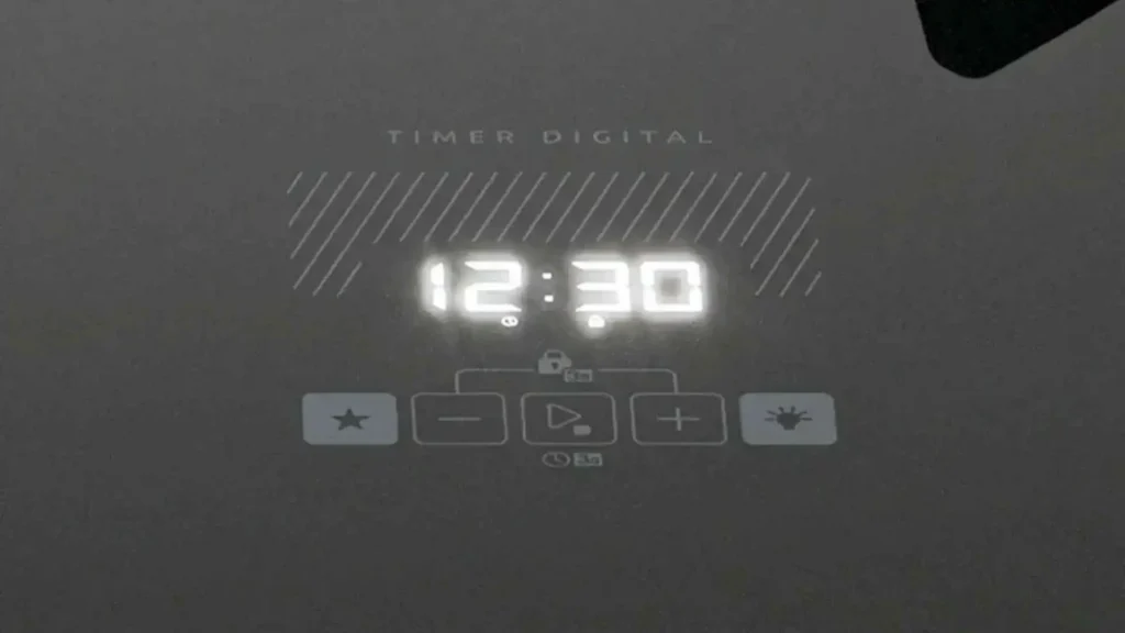 Detalhe do painel touch digital com timer aceso e configurado no fogão 4 bocas Dako Supreme Black Glass