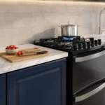 Fogão 4 bocas Electrolux Experience FE4DB preto instalado de piso em uma cozinha moderna