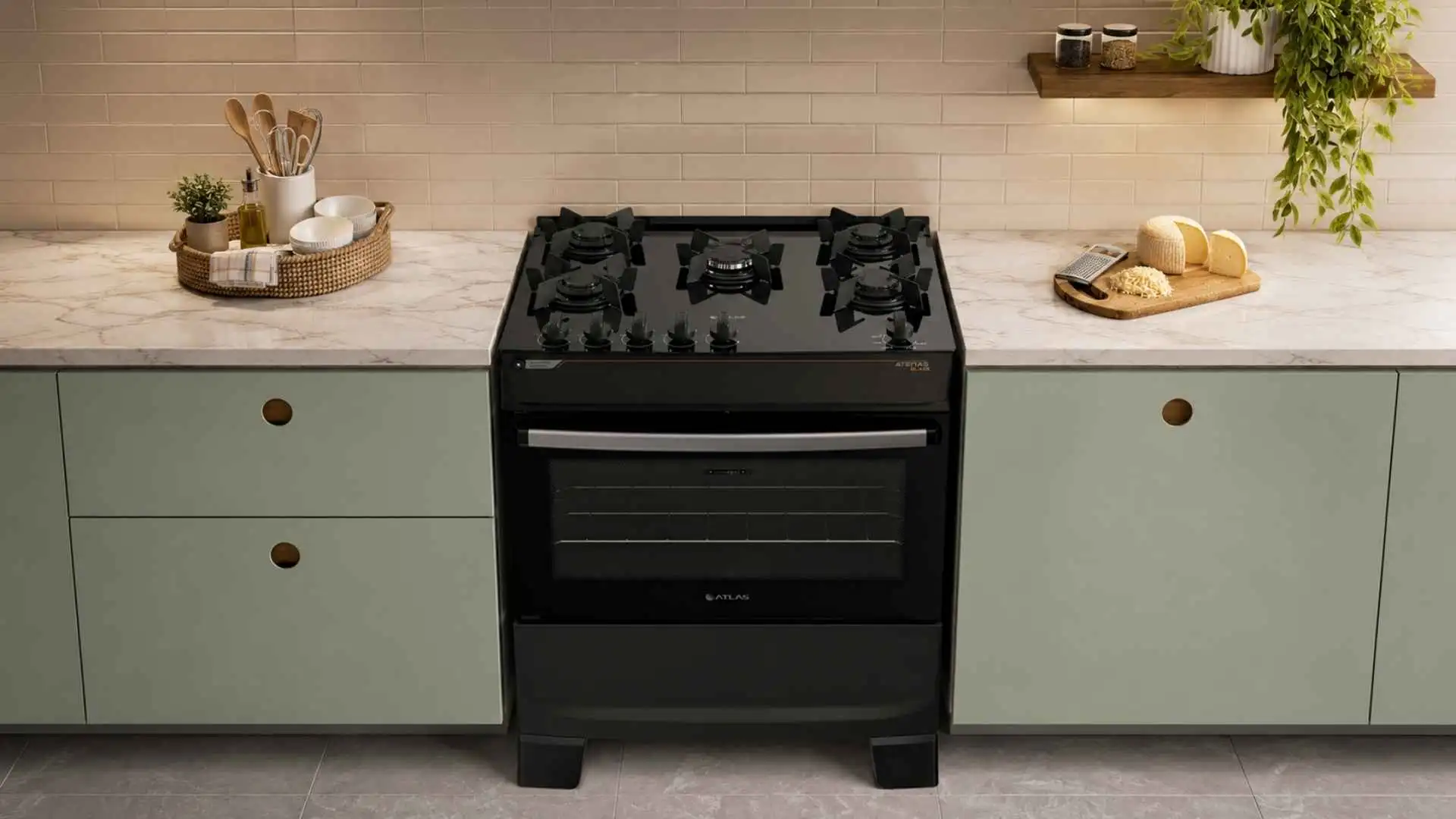Fogão 5 bocas Atlas Atenas Glass preto com mesa de vidro temperado instalado em nicho de cozinha planejada