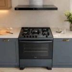 Visão geral do Fogão 5 Bocas Dako Supreme Timer Glass Titanium instalado em uma cozinha planejada moderna