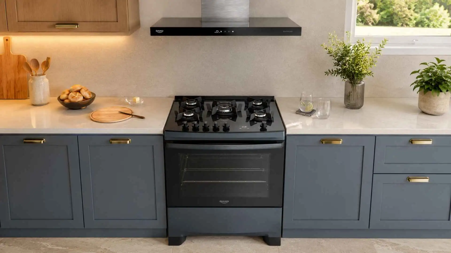 Visão geral do Fogão 5 Bocas Dako Supreme Timer Glass Titanium instalado em uma cozinha planejada moderna