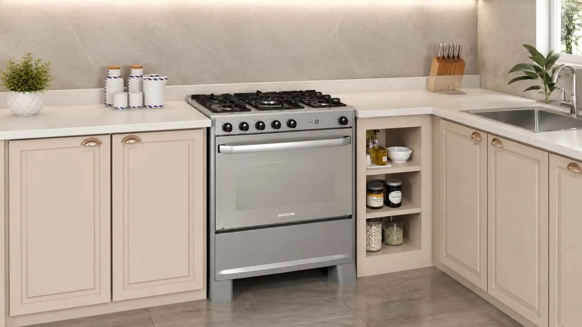 Fogão 5 Bocas Suggar Select Prata FGISL510PRIX instalado em nicho de cozinha planejada com armários modulados claros