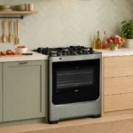 Fogão Consul 5 Bocas CFS5VAR cor inox posicionado em uma cozinha moderna com armários planejados