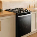 Fogão de embutir 4 bocas Electrolux Experience preto instalado em nicho de cozinha sob medida com bancada clara