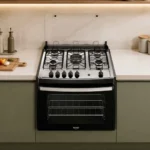 Fogão de embutir 5 bocas Dako Supreme preto com mesa inox instalado em uma bancada de cozinha planejada moderna