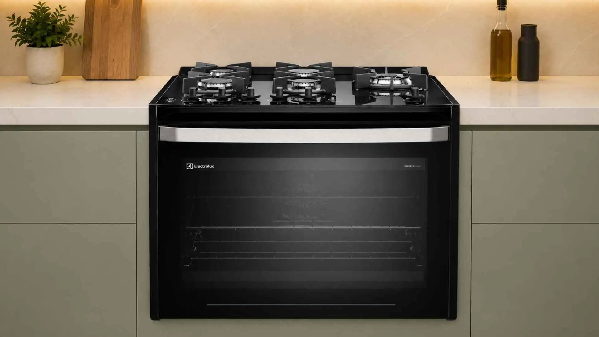 Fogão de embutir 5 bocas Electrolux FE5EB na cor preta instalado em uma bancada de cozinha planejada moderna