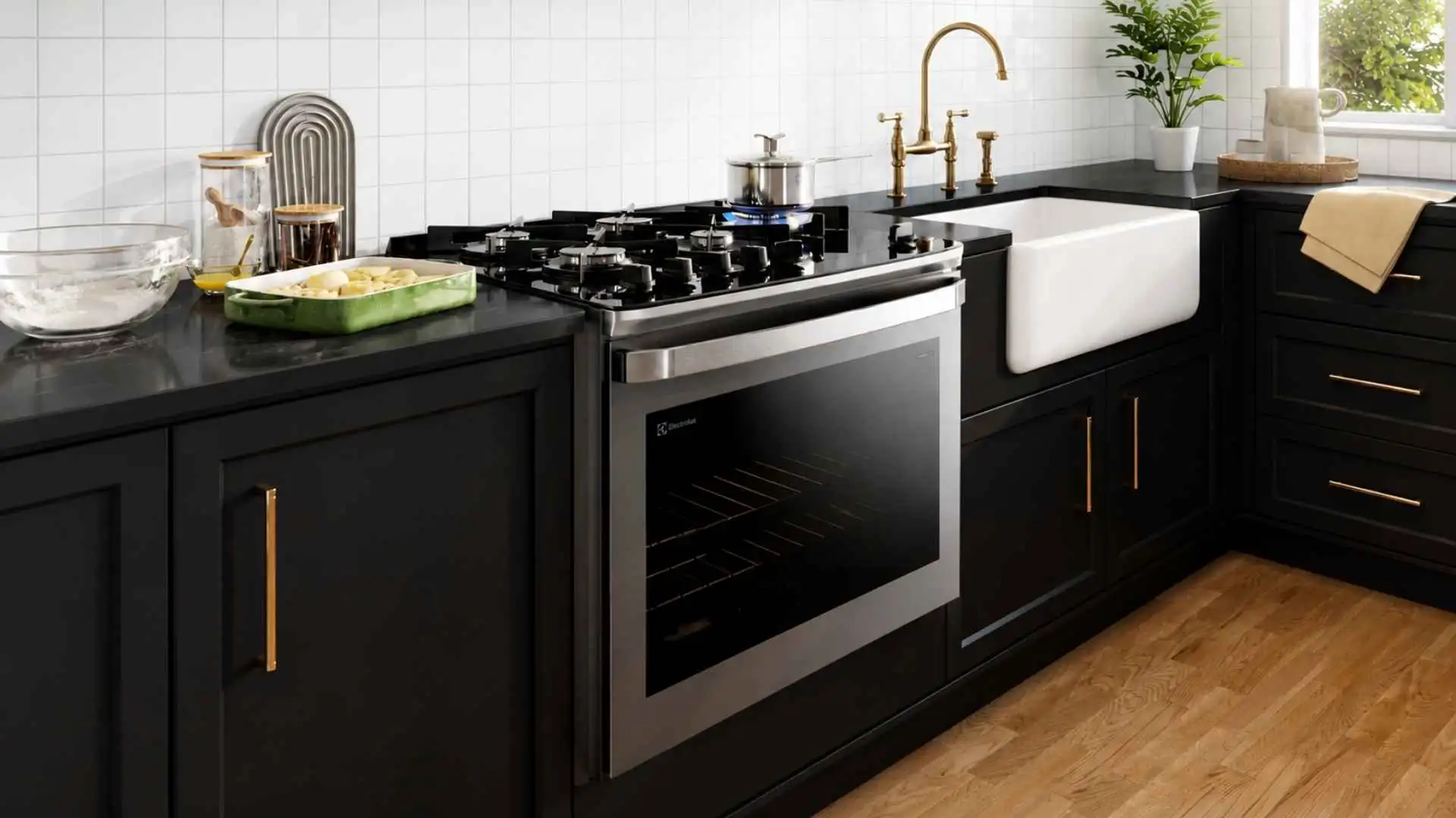Fogão de embutir 5 bocas Electrolux FE5EC instalado em nicho de bancada preta em cozinha planejada moderna