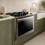 Fogão de embutir 5 bocas Electrolux FE5EG cinza instalado em bancada de cozinha planejada com armários verdes