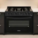 Visão frontal do Fogão de Embutir 5 Bocas Venax Picasso Line preto fosco instalado em uma bancada de cozinha planejada moderna