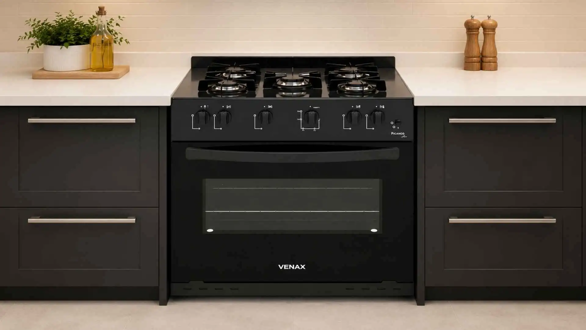 Visão frontal do Fogão de Embutir 5 Bocas Venax Picasso Line preto fosco instalado em uma bancada de cozinha planejada moderna