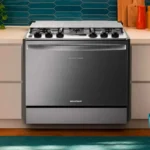 Fogão de embutir Brastemp 5 bocas BYS5PCR instalado em uma cozinha planejada com móveis claros e bancada moderna