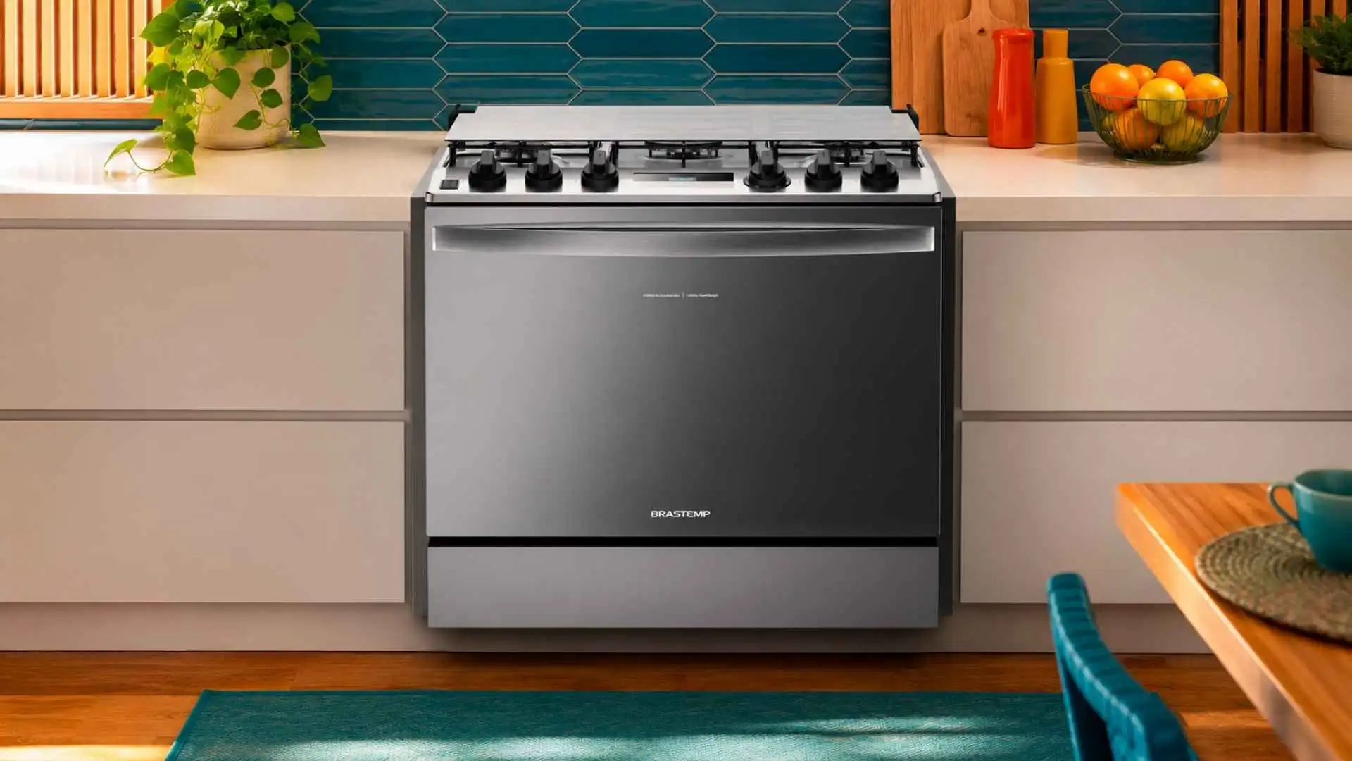 Fogão de embutir Brastemp 5 bocas BYS5PCR instalado em uma cozinha planejada com móveis claros e bancada moderna