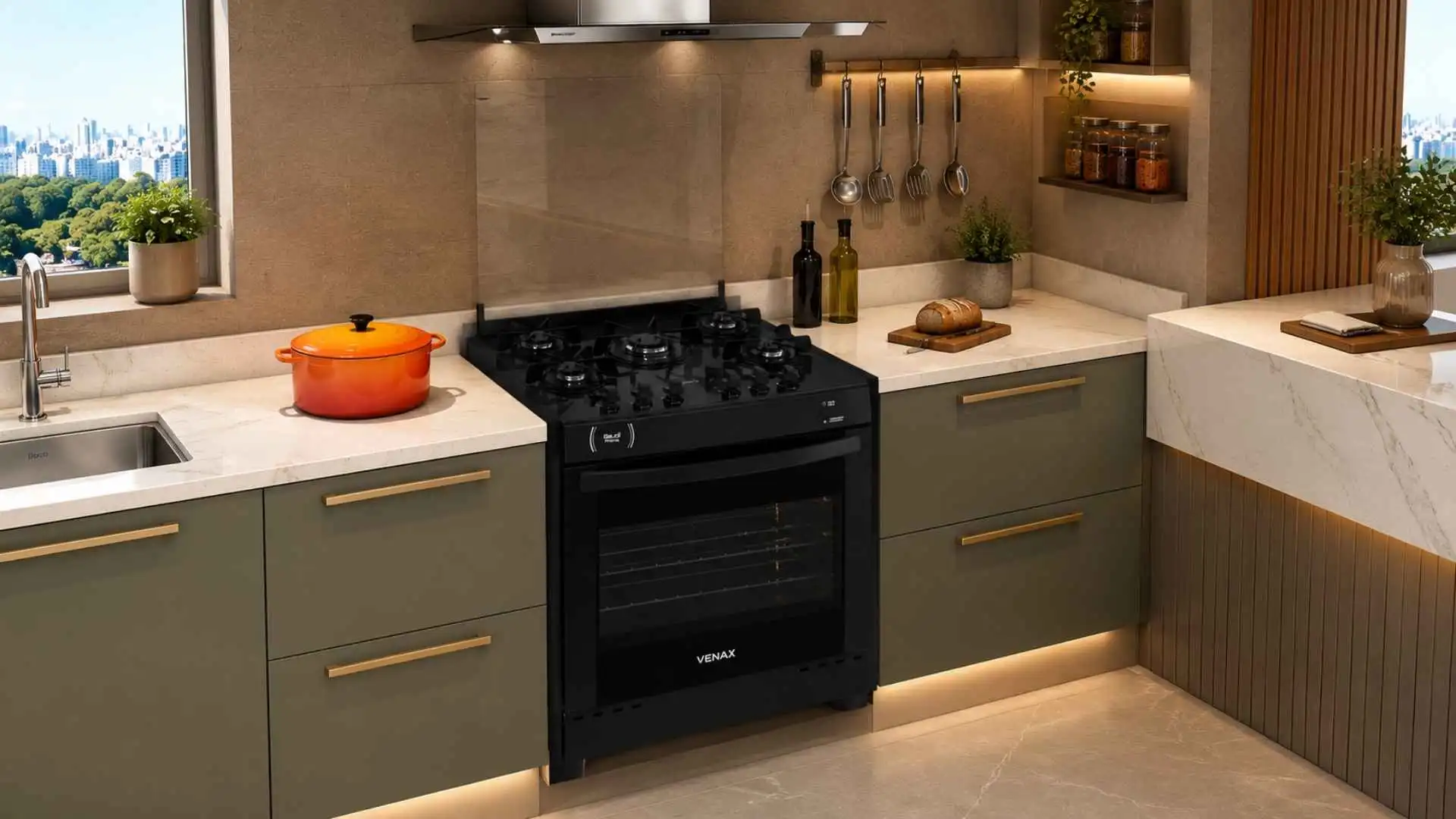 Fogão de embutir Venax Gaudi Prisma Vítreo preto instalado em uma bancada de cozinha planejada moderna com armários verdes