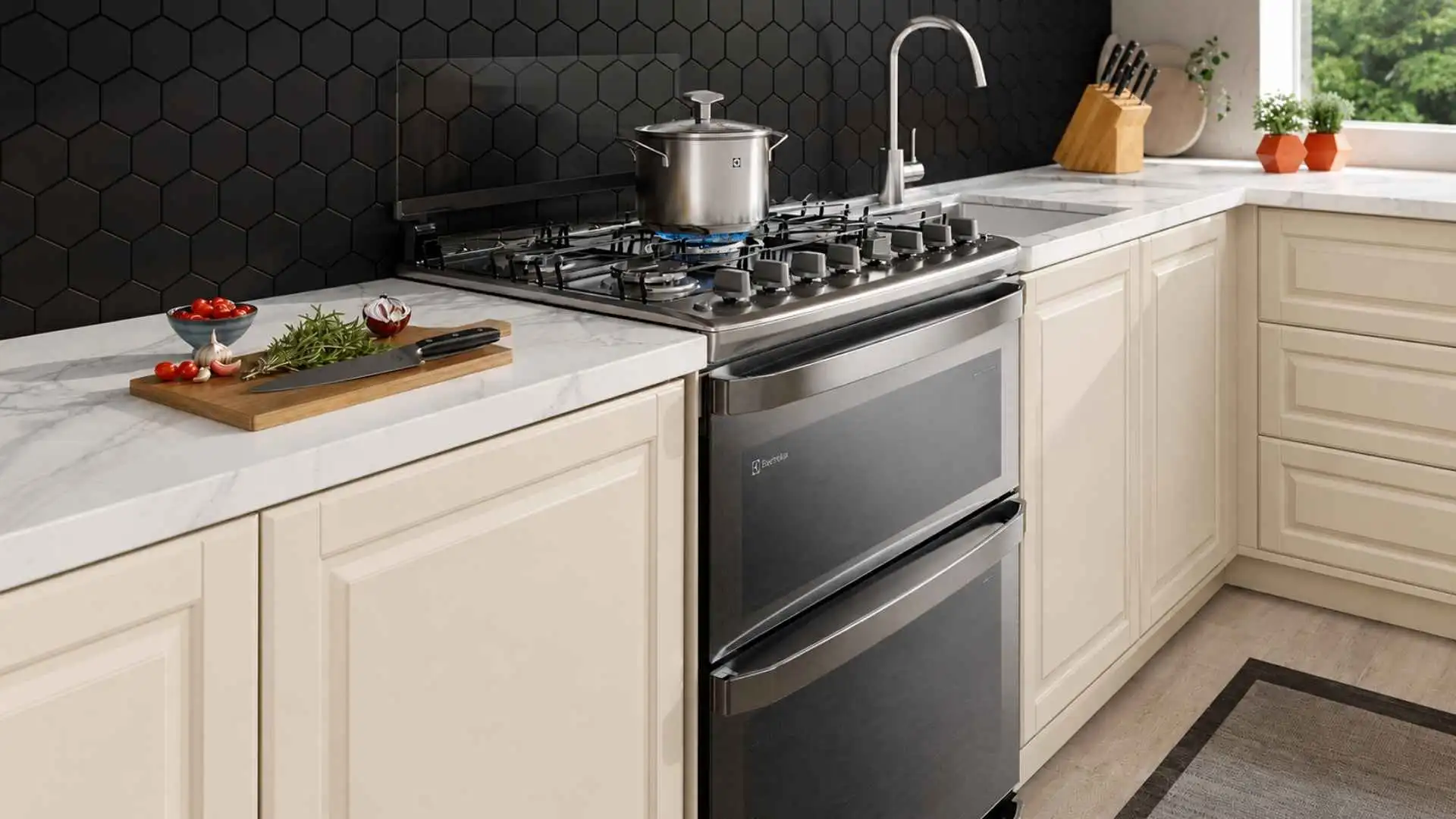 Fogão de piso Electrolux 5 bocas FE5DC Experience cinza com duplo forno instalado em uma cozinha planejada clara